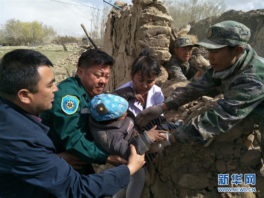 （突发事件后续）（3）解放军官兵从废墟中救出一名塔吉克族儿童