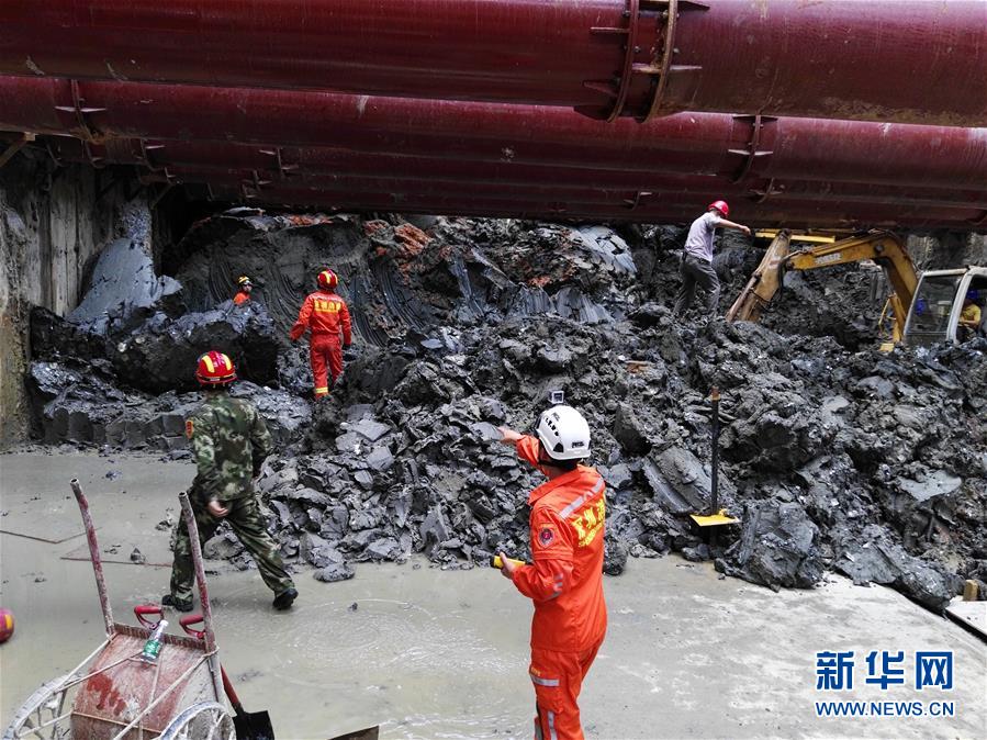 （新華網）（2）深圳在建地鐵工地局部坍塌 3名工人被困 