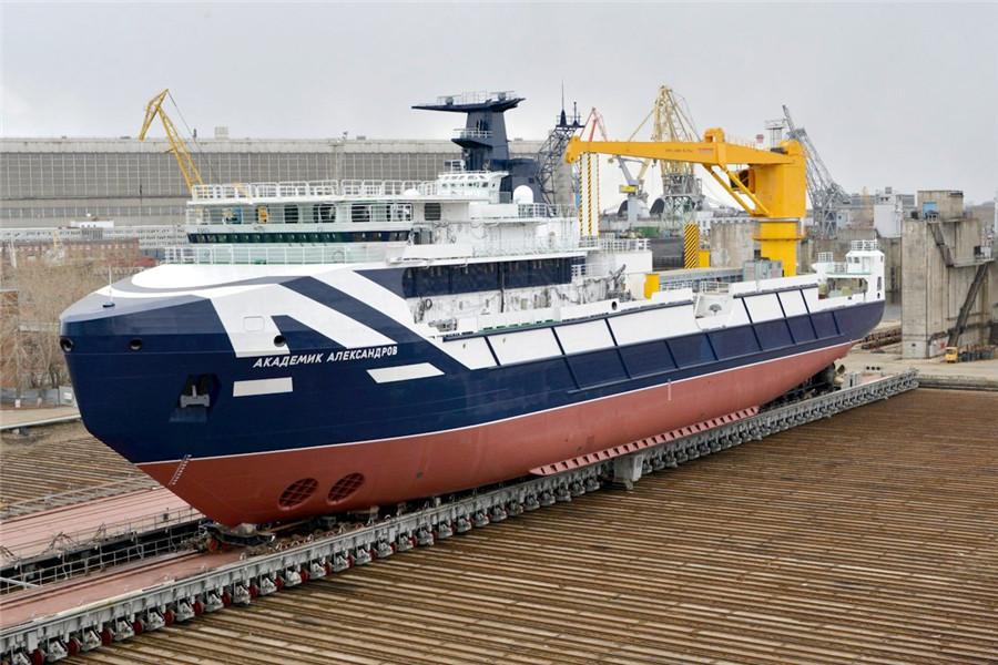 俄海军新型北极科考船亚历山德罗夫院士号下