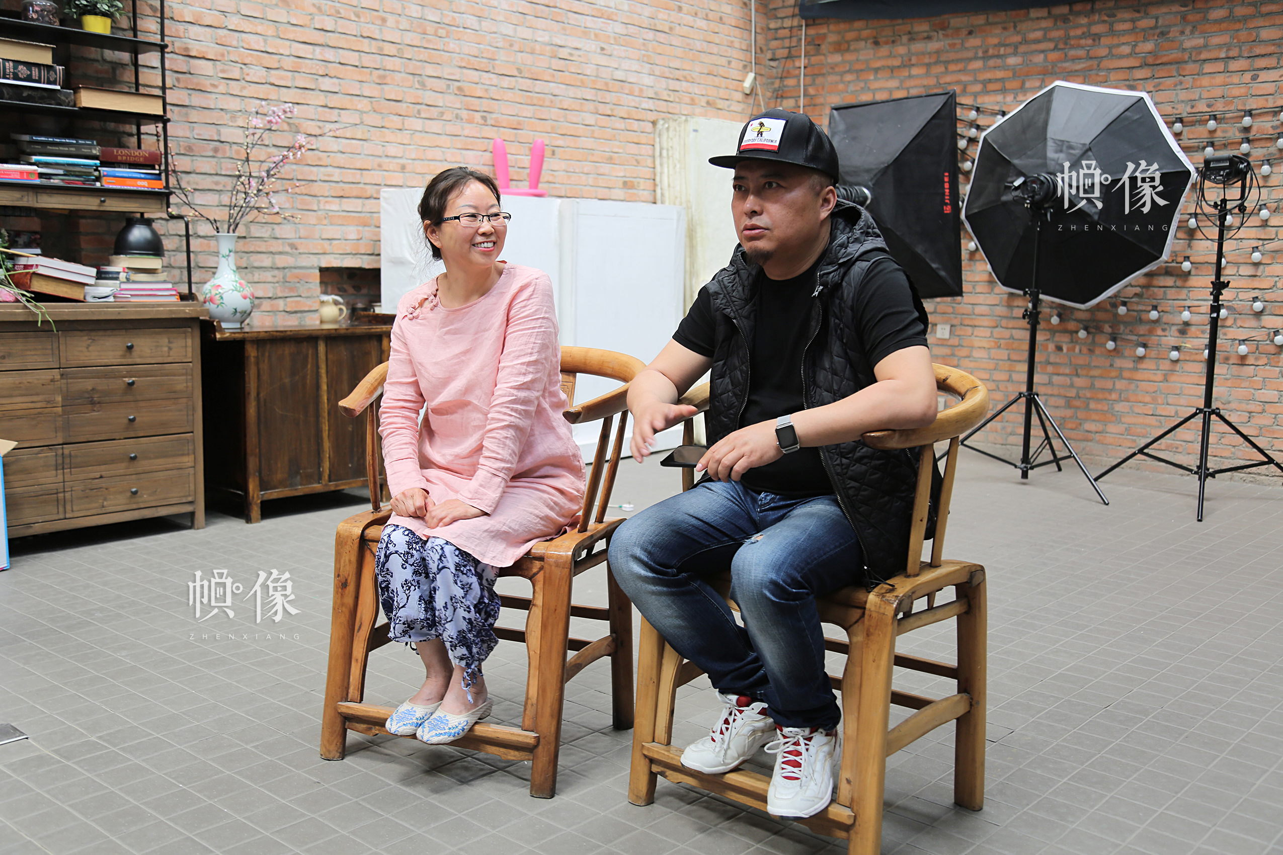 孫麗娟（圖左）和陳旸（圖右）正在FACE MEMO兒童攝影影棚接受中國網記者的採訪。中國網記者黃富友 攝