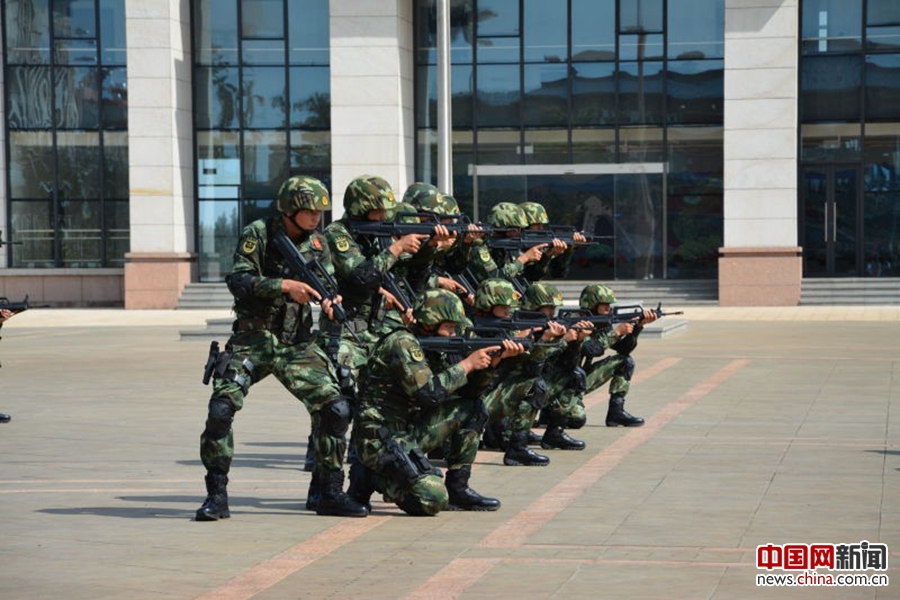 参观海警训练基地并观看特勤训练.