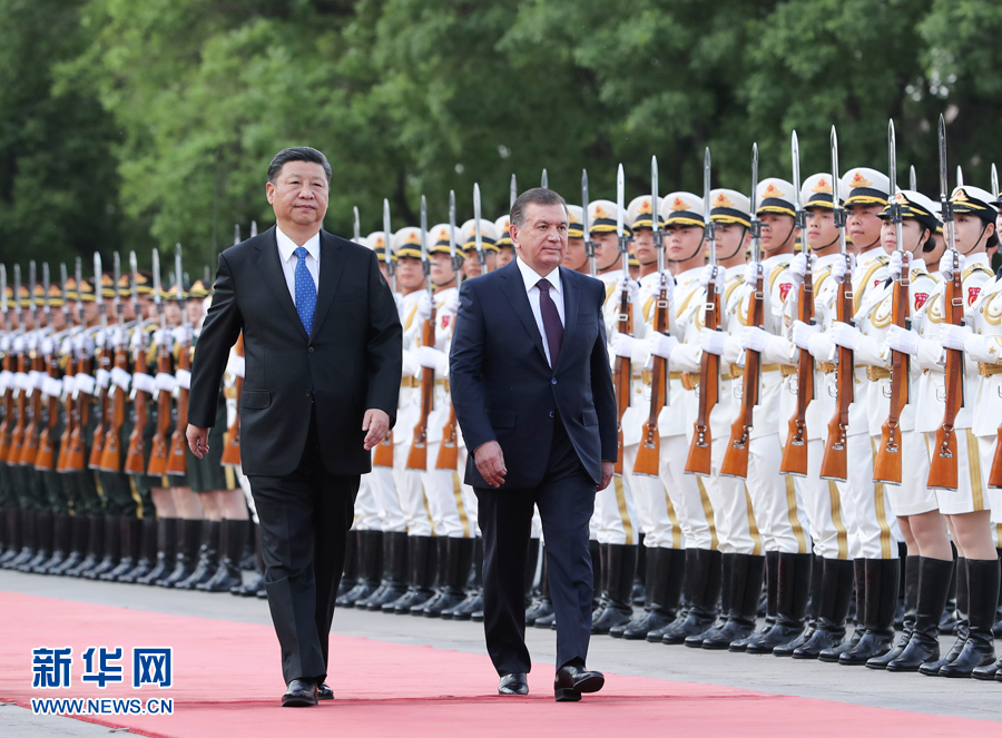 5月12日，國家主席習近平在北京人民大會堂同烏茲別克總統米爾濟約耶夫舉行會談。這是會談前，習近平在人民大會堂東門外廣場為米爾濟約耶夫舉行歡迎儀式。新華社記者 龐興雷 攝