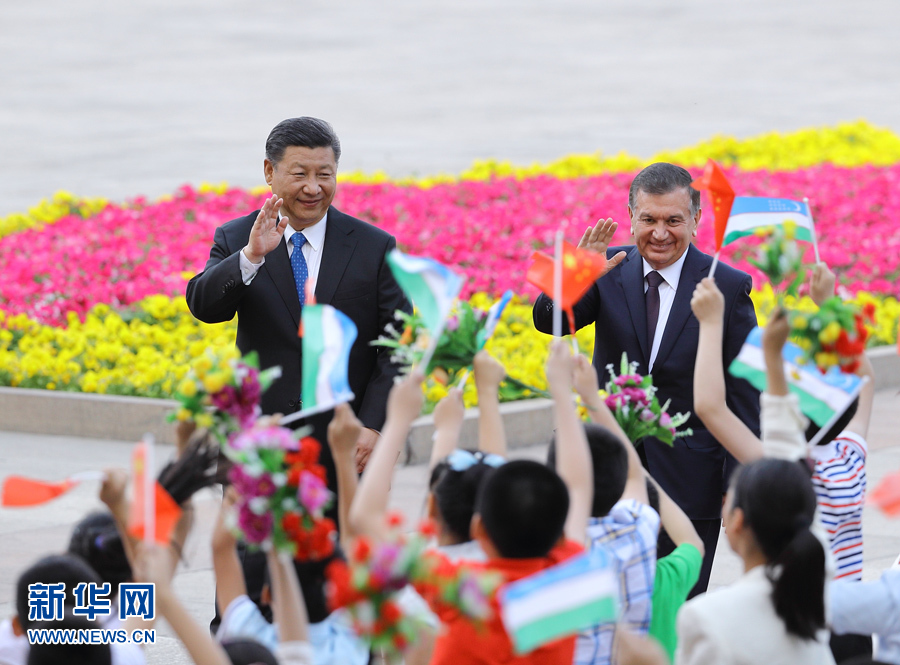 5月12日，國家主席習近平在北京人民大會堂同烏茲別克總統米爾濟約耶夫舉行會談。這是會談前，習近平在人民大會堂東門外廣場為米爾濟約耶夫舉行歡迎儀式。新華社記者 王曄 攝