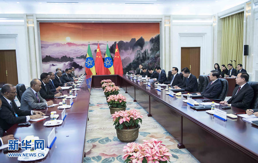 5月12日，国务院总理李克强在北京人民大会堂会见来华出席“一带一路”国际合作高峰论坛的埃塞俄比亚总理海尔马里亚姆。 新华社记者 李涛摄
