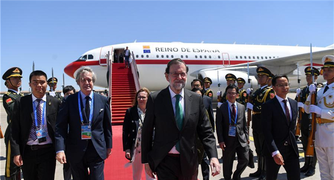 西班牙首相拉霍伊抵达北京