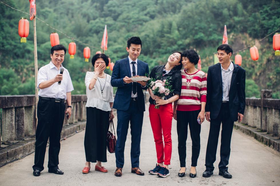 吴敏霞被跪地求婚激动飙泪 热吻男友秀钻戒( 1 / 18 )