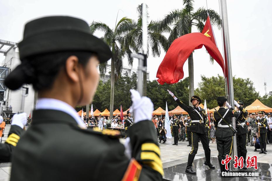 广东千名高校国旗护卫队旗手展英姿( 02 / 6 )