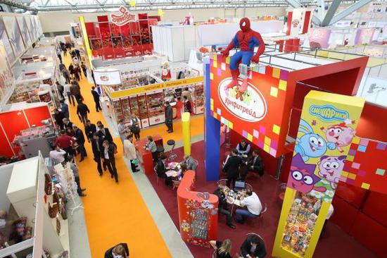 资料图片：人们在俄罗斯莫斯科国际食品和饮料展览会糖果展区参观。新华社记者鲁金博摄