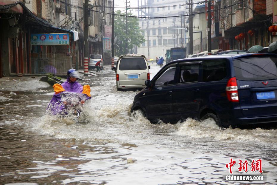 暴雨夜袭广西柳州 街道成“河”民众淌水出行 新闻中心 中国网