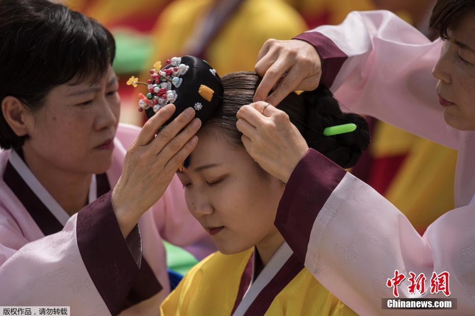 韩国少男少女盛装参加传统成人礼