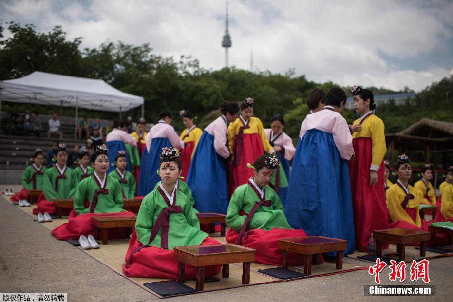 韩国少男少女盛装参加传统成人礼