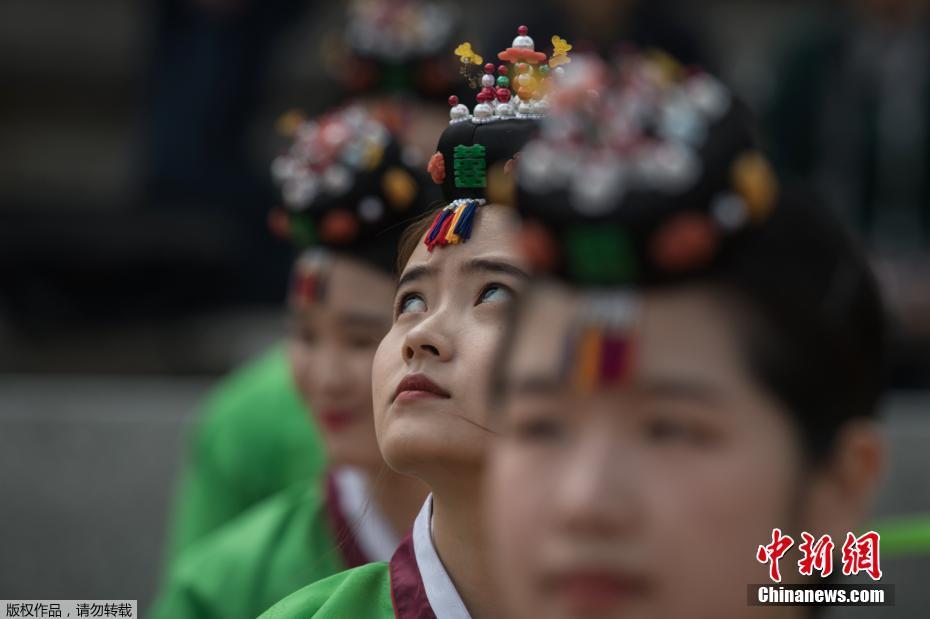 韩国少男少女盛装参加传统成人礼