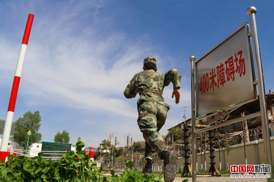 看高原武警如何练就硬功夫之四百米障碍