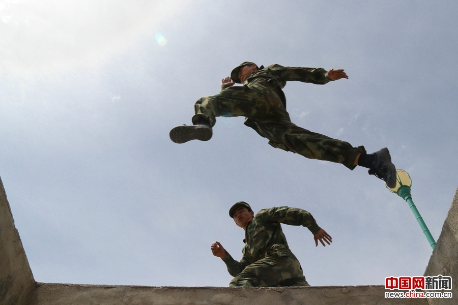 看高原武警如何练就硬功夫之四百米障碍