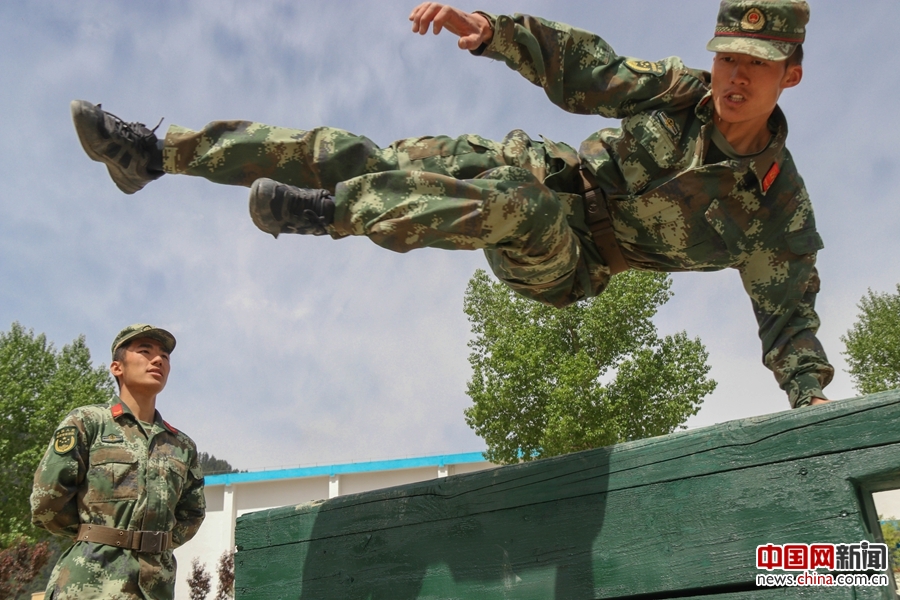 看高原武警如何练就硬功夫之四百米障碍