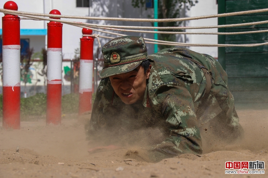 看高原武警如何练就硬功夫之四百米障碍