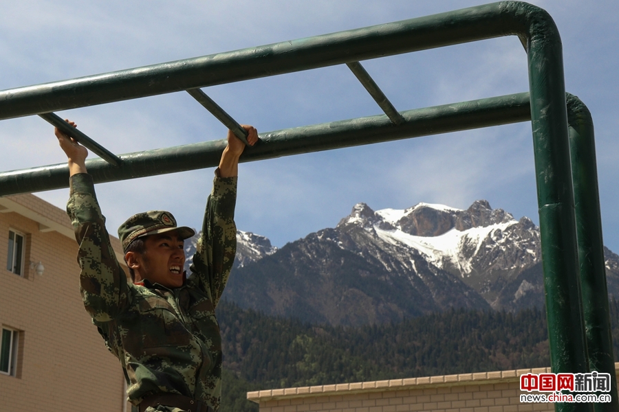 看高原武警如何练就硬功夫之四百米障碍