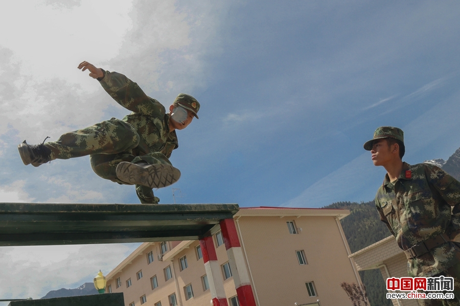 看高原武警如何练就硬功夫之四百米障碍