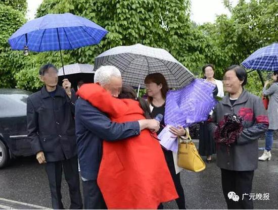陈芳见到家乡来的亲人,百感交集,痛哭失声。广元晚报 图