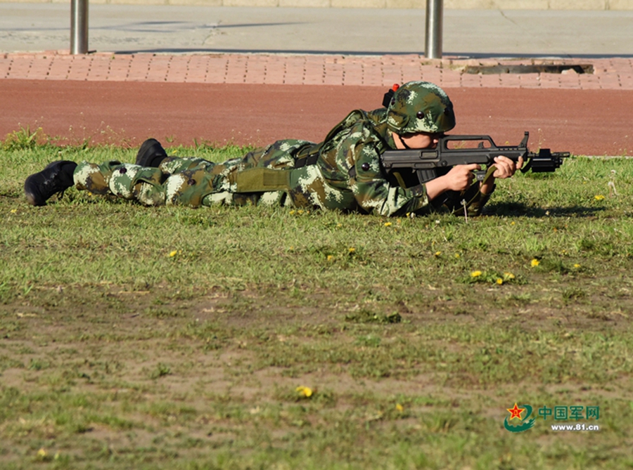 武警趴射击图片