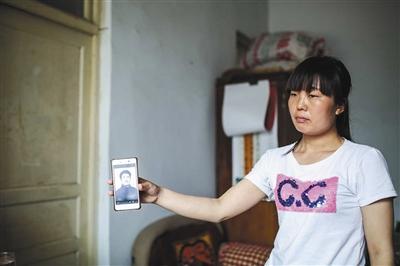 女子坟前立誓苦寻杀父凶手20年 警方:追捕从未停止 女子坟前立誓苦寻杀父凶手20年 警方:追捕从未停止