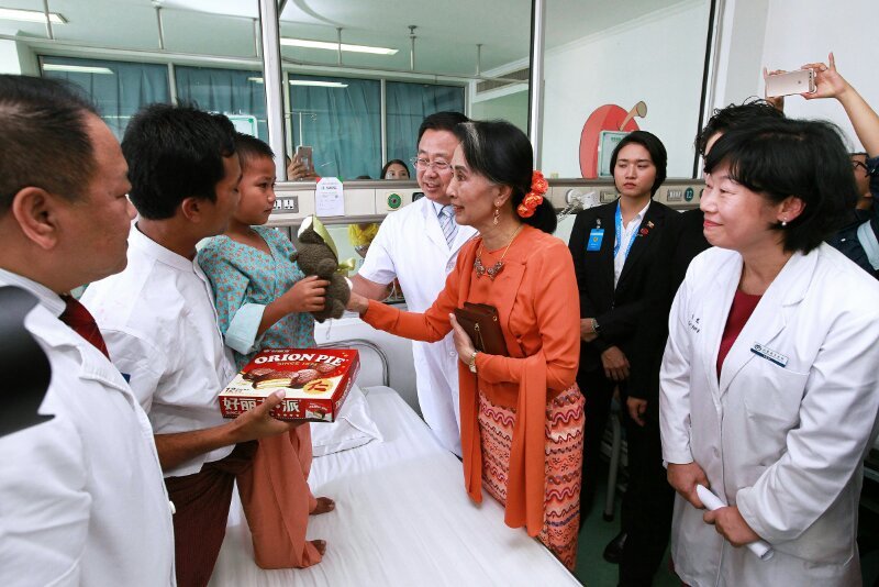 昂山素季探望在北京救治的缅甸先心病儿童