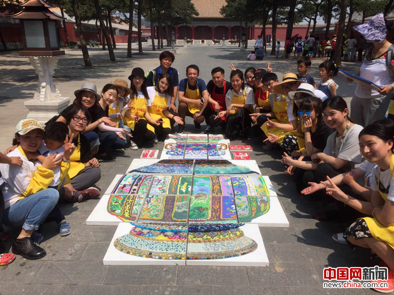 5月18日，国际博物馆日，故宫博物院在故宫箭亭南侧广场举办“让瓷母时尚起来”的活动，活动与正在故宫陶瓷馆展出的著名文物清乾隆各色釉彩大瓶相结合。参与活动的是20名18至30周岁的青年朋友。这些喜爱艺术的年轻人分作数组，以软陶、马赛克、点拼等多种手法，拼贴制作一个“时尚的瓷母”。