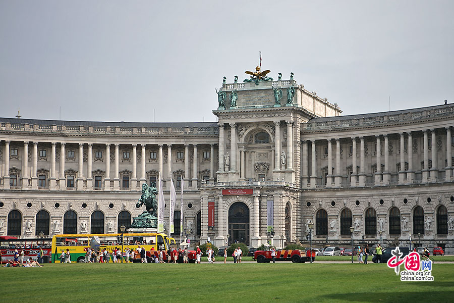 霍夫堡宫：广场前的雕塑