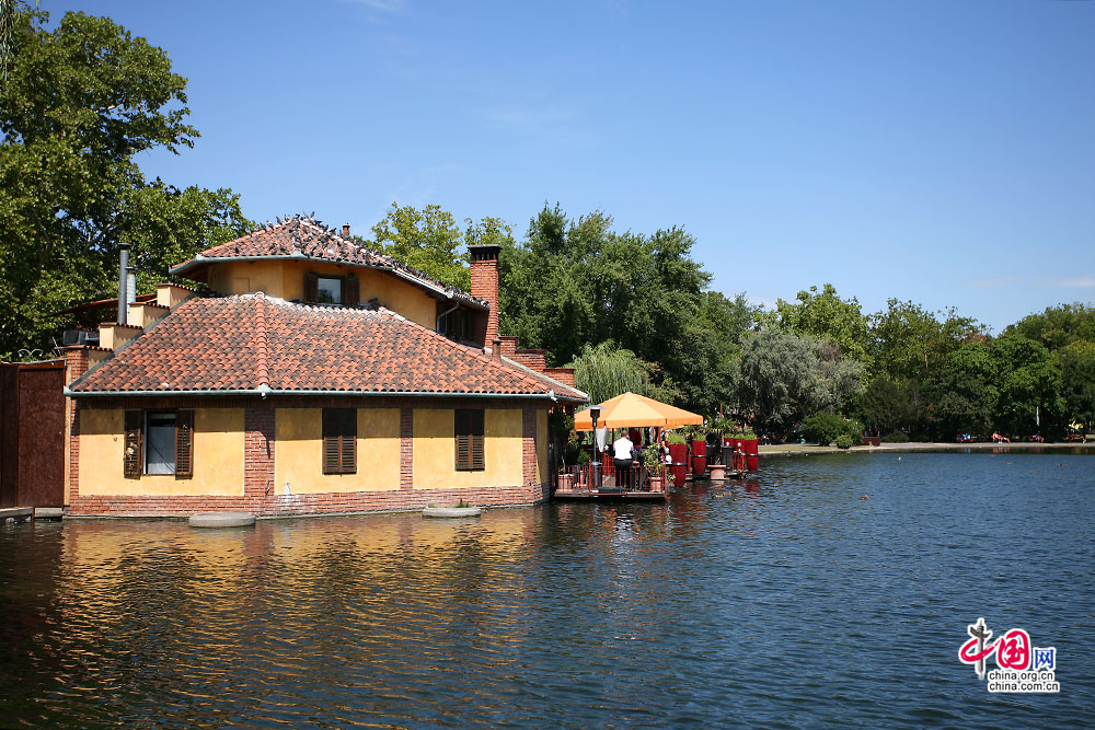 湖边的房子