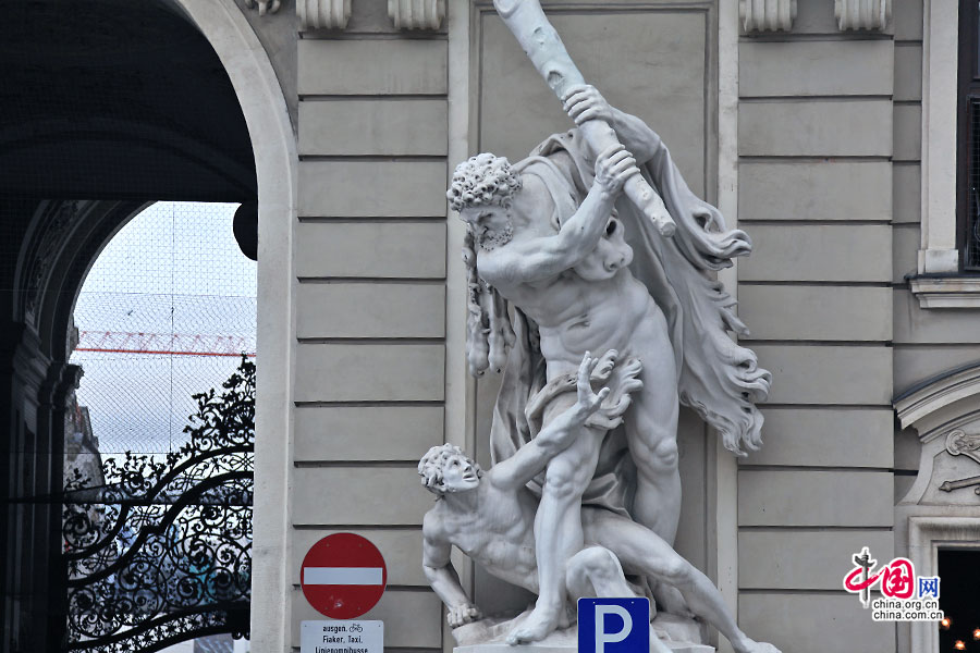 霍夫堡宫：门柱雕塑