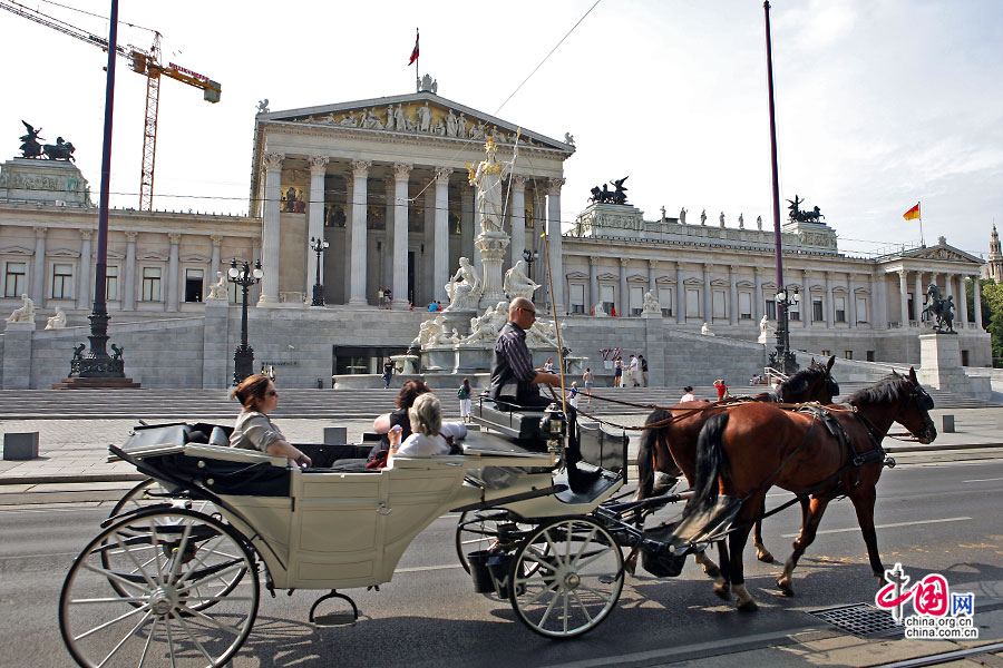 奥地利议会大厦：广场前的马车