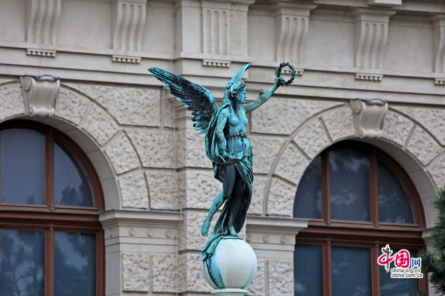 维也纳自然史博物馆：蓝色雕塑