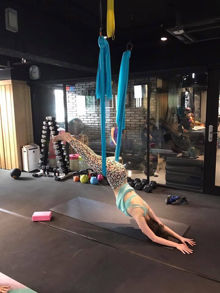 近日,台湾女星张艾亚在个人社交平台晒健身照,苦练一字马大秀好身材.