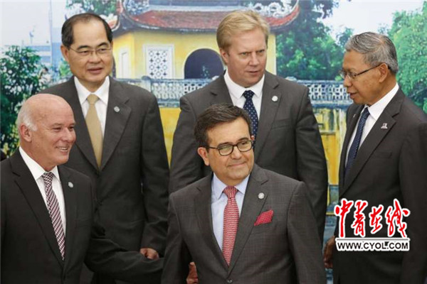 21日，新加坡贸易和工业部长林勋强（后排左一）、新西兰贸易部长麦克莱（后排中）、马来西亚国际贸易及工业部长穆斯塔法（后排右一）、秘鲁外贸和旅游部部长费力罗斯（前排左一）以及墨西哥经济部长瓜哈尔多（前排左二）等代表11国表示将继续推进TPP进程。