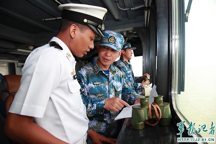 中缅两国海军军官在一起进行演练方案商讨.(禹威 摄)