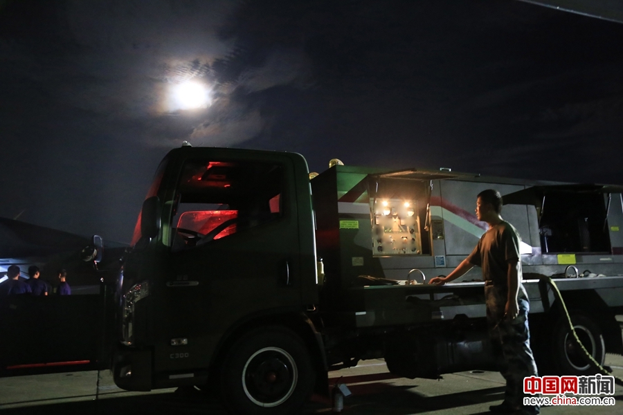 南部战区空军某场站保障跨昼夜实战化飞行训练