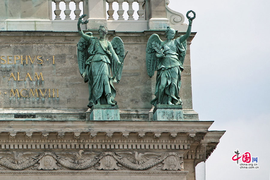 霍夫堡宫：雕像一角
