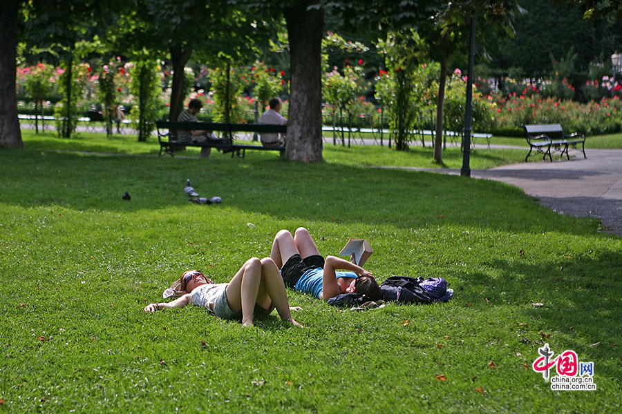 霍夫堡宫：人们休闲地躺在草地上