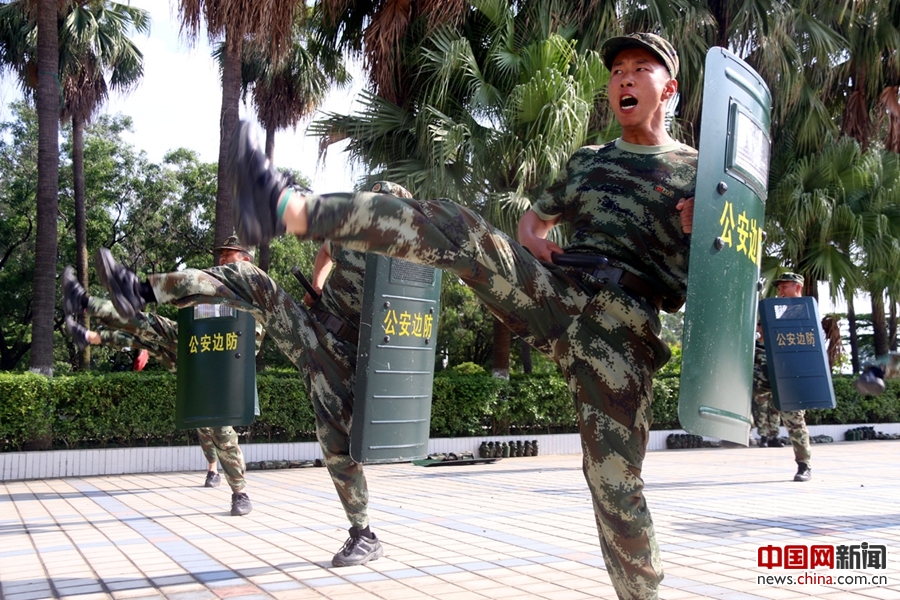 广东边防总队带兵骨干培训班训练警棍盾牌术( 1 / 5 )