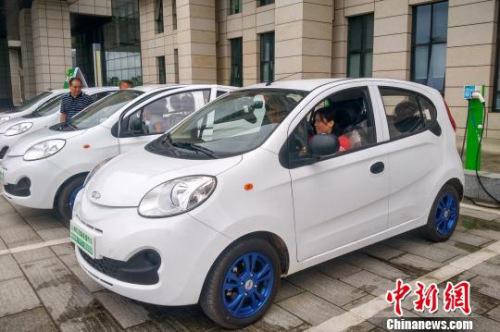 图为市民体验共享汽车。 赵琳露 摄