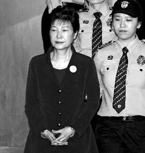 朴槿惠出庭否认指控 法庭再见崔顺实已成陌路