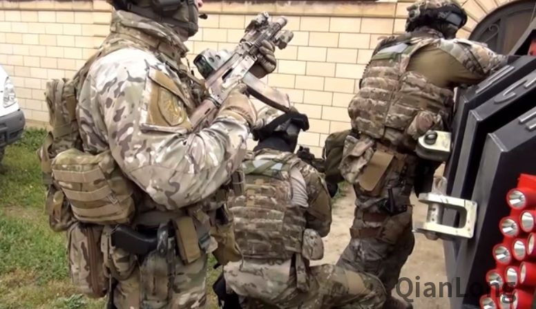 07.隶属于FSB的特种部队队员正借助CSN装甲车的掩护进行作战。