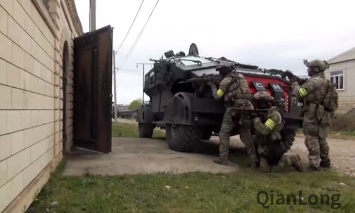 08.隶属于FSB的特种部队队员正借助CSN装甲车的掩护进行作战。