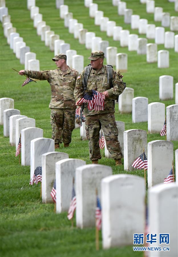 美国为阵亡将士插旗 迎接阵亡将士纪念日
