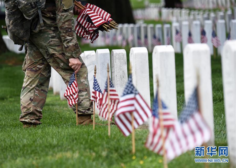美国为阵亡将士插旗 迎接阵亡将士纪念日