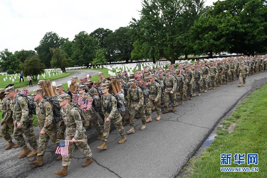 美国为阵亡将士插旗 迎接阵亡将士纪念日