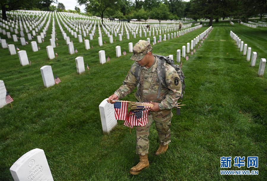 美国为阵亡将士插旗 迎接阵亡将士纪念日