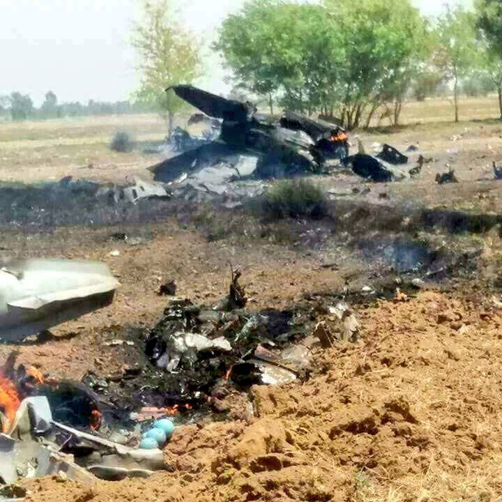 巴基斯坦一架歼7战斗机坠毁 飞行员成功弹射