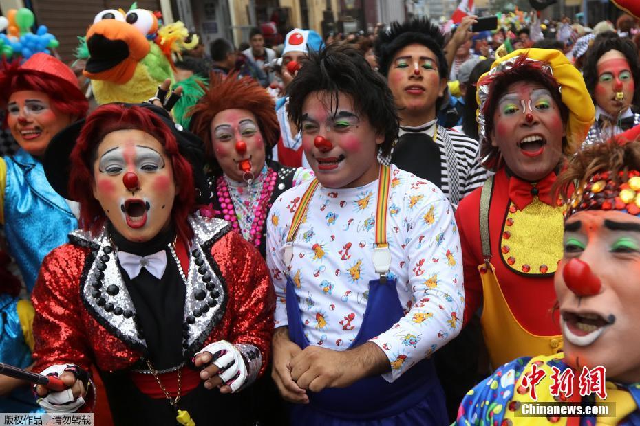 5月25日，秘鲁利马，民众参加“小丑日”游行。在这一天，当地民众将自己装扮成各种搞怪的小丑，走上街头。
