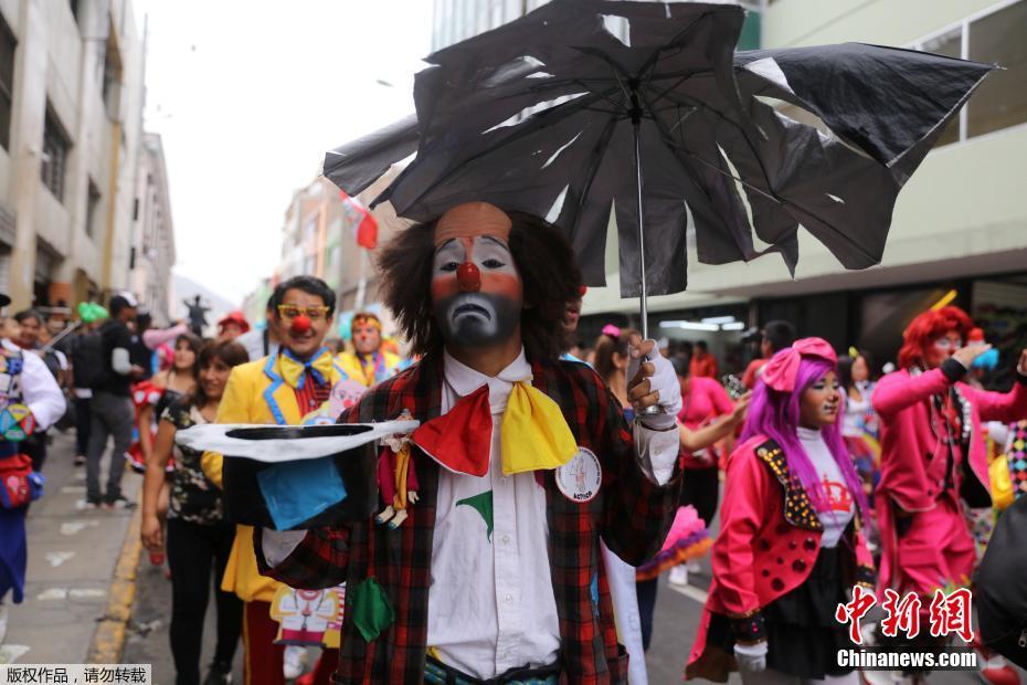 5月25日，秘鲁利马，民众参加“小丑日”游行。在这一天，当地民众将自己装扮成各种搞怪的小丑，走上街头。